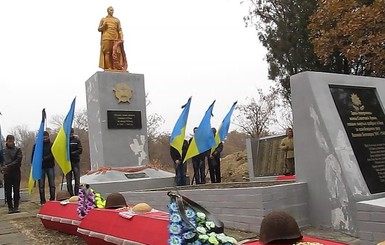 На груди медаль, под ногами - сотни отстрелянных гильз