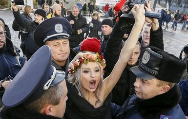 Что стоит за возвращением Femen в Украину