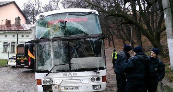 Во Львове туристический автобус въехал в жилой дом