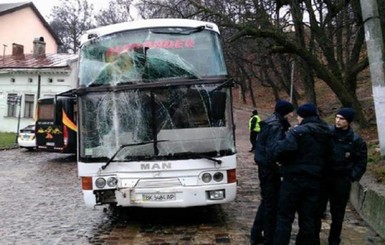 Во Львове туристический автобус въехал в жилой дом