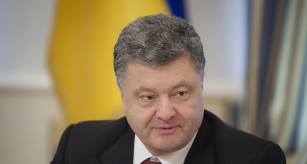 Порошенко получает в 11 раз меньше главы Нацполиции