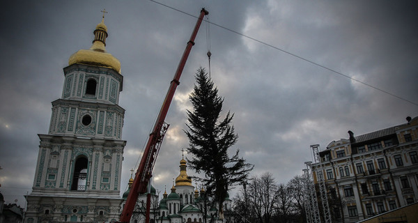 Как над Киевом огромная елка летала 