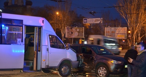 В Николаеве маршрутка врезалась в легковушку, есть пострадавшие