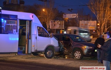 В Николаеве маршрутка врезалась в легковушку, есть пострадавшие