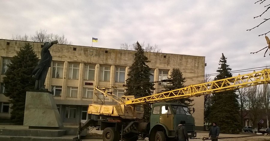 В Приморске памятник Ленину не смогли свалить даже двумя строительными кранами