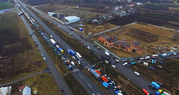 Аграрии Украины перекрыли несколько областных трасс 