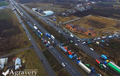 Аграрии Украины перекрыли несколько областных трасс 