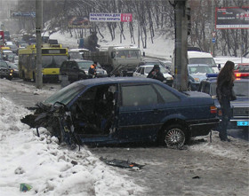 Около моста Патона разорвало иномарку 