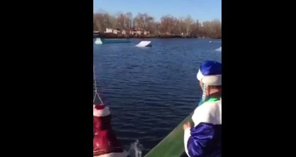 При записи новогоднего поздравления Кличко упал в воду в костюме Деда мороза