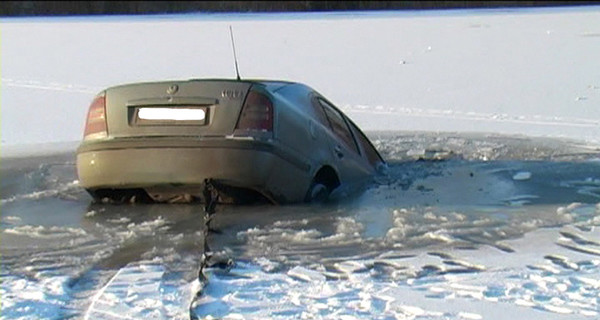 В Полтавской области из реки вытаскивали пса и автомобиль