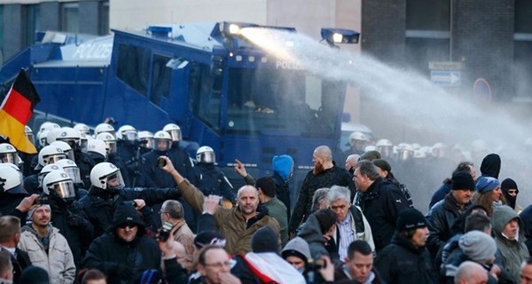 Митинг в Кельне разогнали водометами