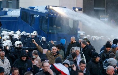 Митинг в Кельне разогнали водометами