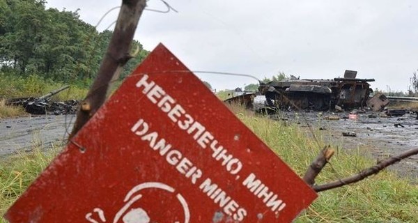 В зоне АТО грузовик с военными подорвался на мине