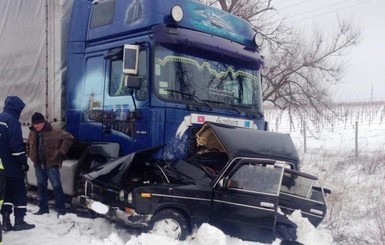 На Херсонщине фура смяла легковушку, погибли три человека