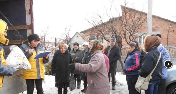 Впервые с начала обстрелов в Пески привезли гуманитарку