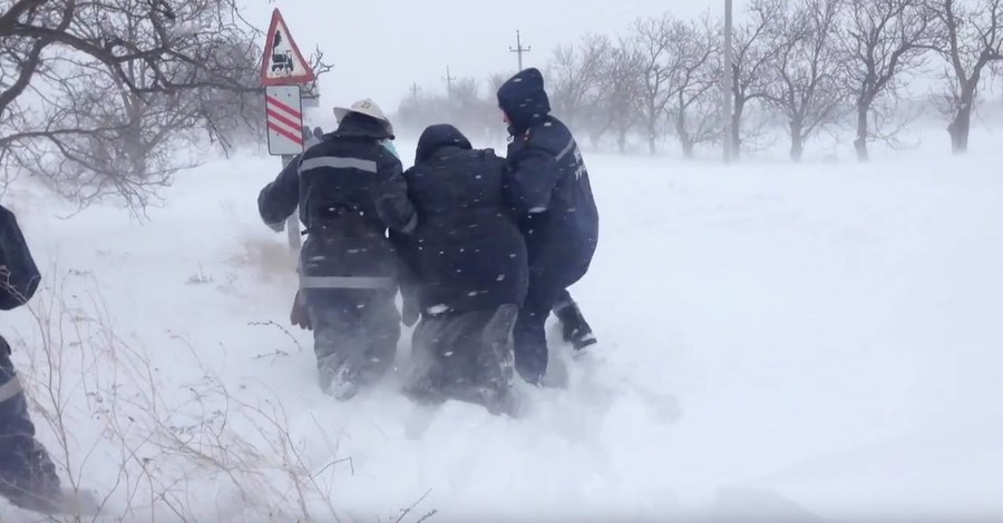 Под Одессой cпасали женщину, отправившуюся пешком за 30 км, чтобы окунуться на Крещение