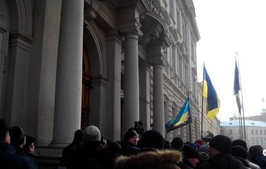 Львовские шахтеры собрались на митинг под областной администрацией 