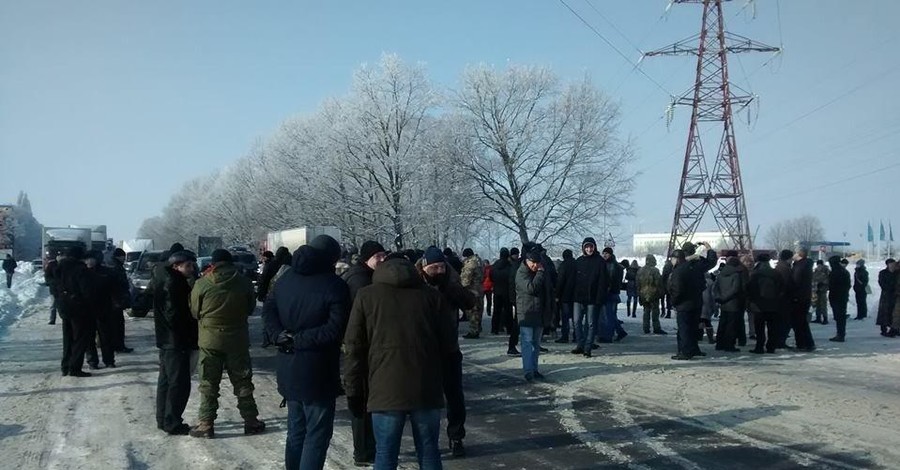 В Полтаве бойцы АТО перекрыли трассу и требовали льготный проезд