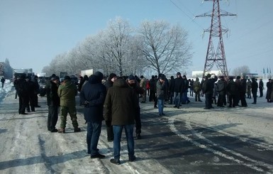 В Полтаве бойцы АТО перекрыли трассу и требовали льготный проезд