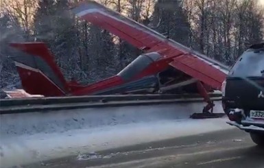 В Подмосковье самолет приземлился посреди шоссе