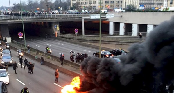 Беспорядки в Париже: горящие шины и драки с полицией 