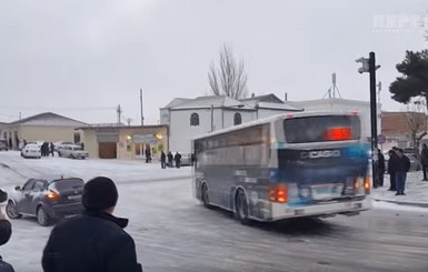 В Баку машины катались по дороге, как на катке