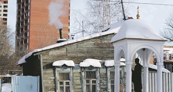 Окаменевшая Зоя ела из тарелки с голубой каемкой 