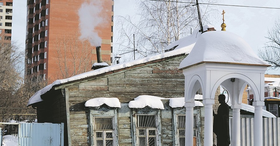 Окаменевшая Зоя ела из тарелки с голубой каемкой 