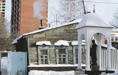 Окаменевшая Зоя ела из тарелки с голубой каемкой 