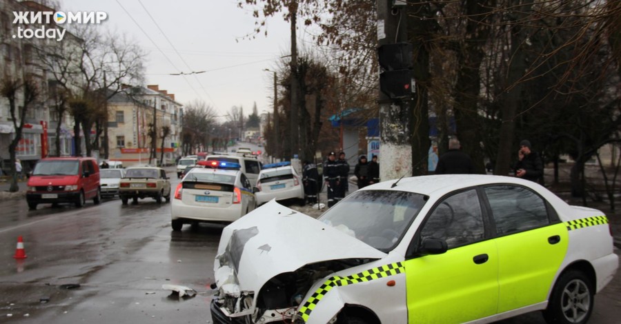 В Житомире полицейское авто сбило пешехода и врезалось в такси 