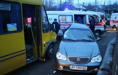 В Запорожье в аварии с маршруткой пострадали восемь человек