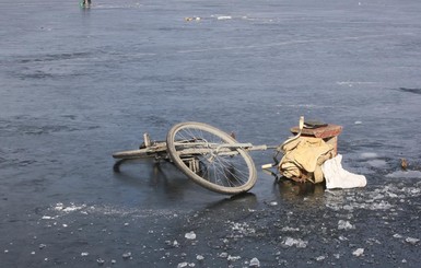 Запорожский рыбак вызвал спасателей достать велосипед из проруби