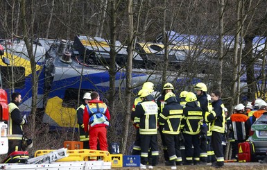 Столкновение поездов в Германии: 8 человек погибли и более 100 ранены