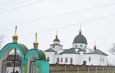 В Ровенской области молодые люди обругали священника в храме  