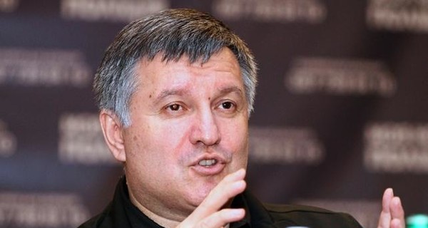 Аваков заявил, что полицейские не имели права стрелять по БМВ на ходу