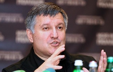 Аваков заявил, что полицейские не имели права стрелять по БМВ на ходу