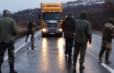 На Закарпатье фуры с номерами РФ пытались прорваться через блокпост – активисты