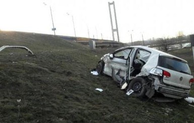 В Киеве с Южного моста вылетела легковушка