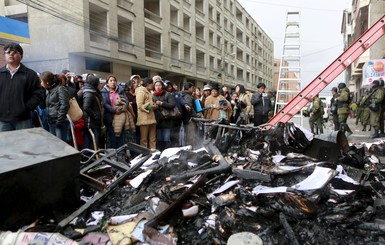 Митингующие в Боливии сожгли мэрию и людей в ней