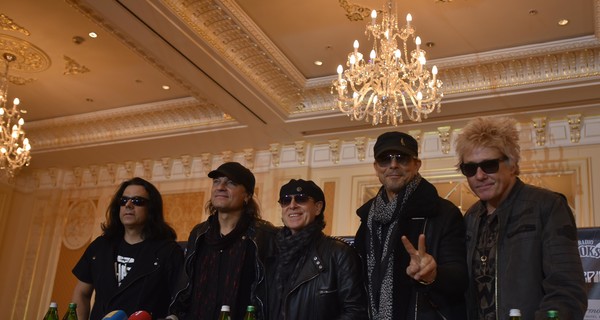 Солист Scorpions в Киеве: Поклонники знали о трагедии в моей семье и бросали на сцену сине-желтые флаги