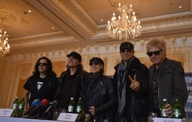 Солист Scorpions в Киеве: Поклонники знали о трагедии в моей семье и бросали на сцену сине-желтые флаги