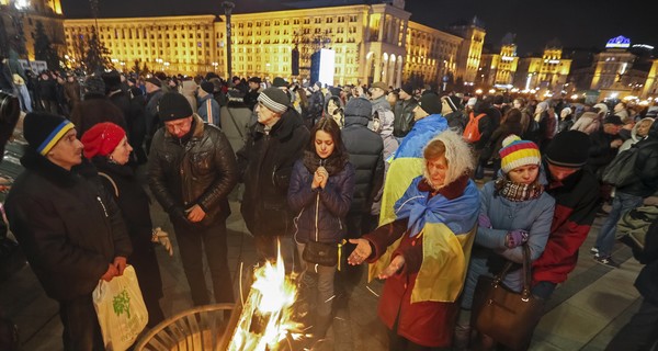 На Майдане зажгли огонь в урнах