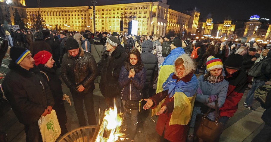 На Майдане зажгли огонь в урнах