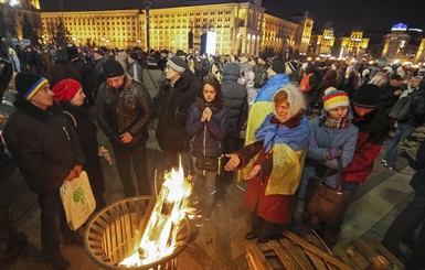 На Майдане зажгли огонь в урнах