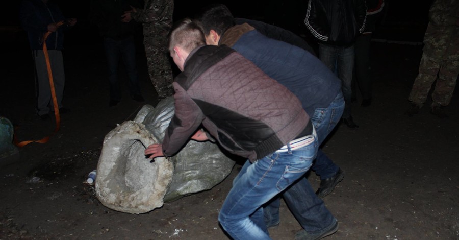 На Николаевщине активисты снесли памятник Петровскому