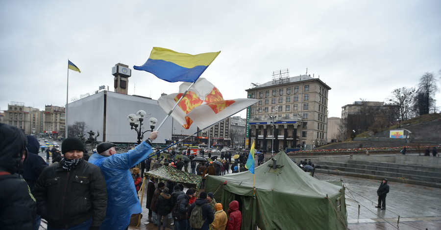 На Майдане остается около сотни людей