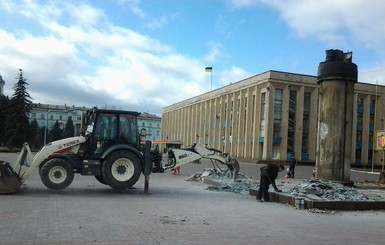 В Днепродзержинске ноги поваленного железного Феликса 