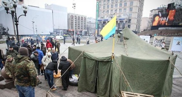 С Майдана убрали последнюю палатку