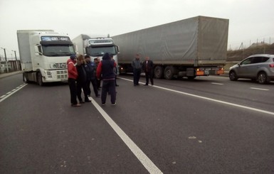 На Львовщине украинские водители заблокировали трасу в поддержку россиян