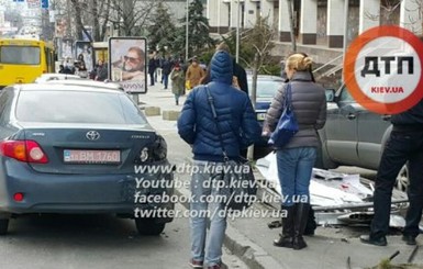 В Киеве водитель, сбивший несколько машин и дерево, скрылся с места ДТП